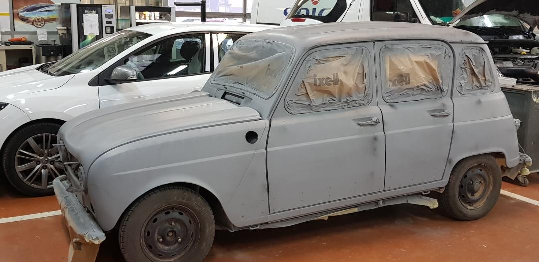 Renault 4L en préparation avant peinture carroserie